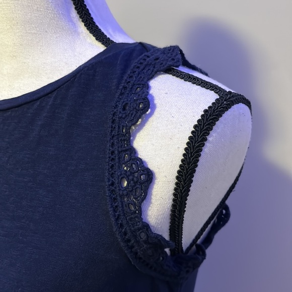 Navy blue crown and Ivy lace trim tank - Picture 3 of 4